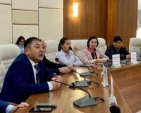 (KAZ) Достықүйіндеғылыми орта өкілдерініңқатысуымендөңгелекүстелөтті