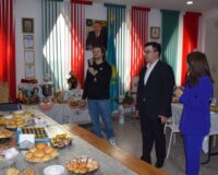 ТАНЫМАЛ РЕСЕЙЛІК БЛОГЕР ДОСТЫҚ ҮЙІНДЕ ҚОНАҚТА БОЛДЫ