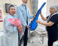 (KAZ) Астанада жаңа туған нәрестелерге домбыра сыйға тартылды