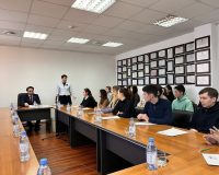 (KAZ) Елордалық Ассамблея мүшелері студенттермен кездесу өткізуде