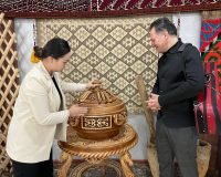 Армениялық «Хачатурян» ансамблінің өкілдері елордалық Достық үйінде болды Бүгін қалалық Достық үйіне халықаралық байқаулардың лауреаты атанған, Арменияның көрнекті композиторы Арам Хачатурянның тегімен аталатын трионың мүшелері қонаққа келді.