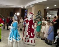 (KAZ) Елордалық Достық үйінде Рождестволық шырша мерекесі өтті