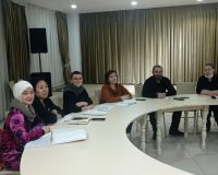 (KAZ) Түрлі этнос өкілдері арасында мемлекеттік тілді үйрету мәселелері елордалық ҚХА-ның жұмысындағы басым бағыттарының бірі болып табылады.